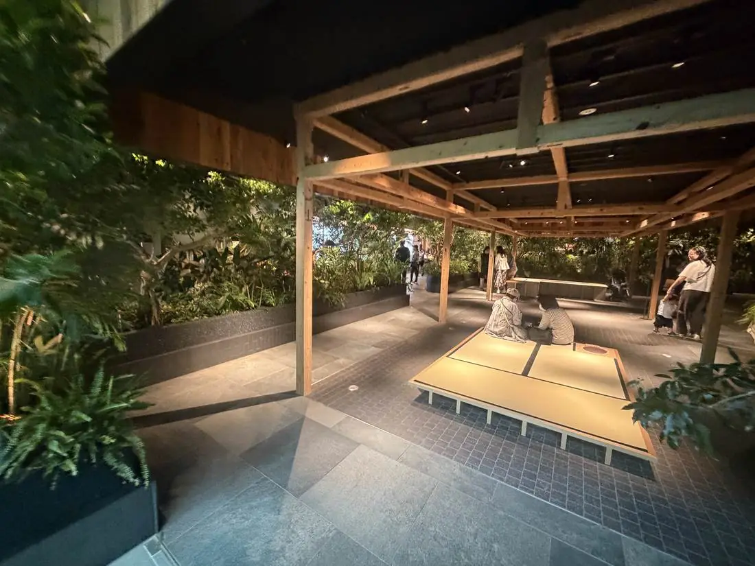 木造の東屋と畳のステージ